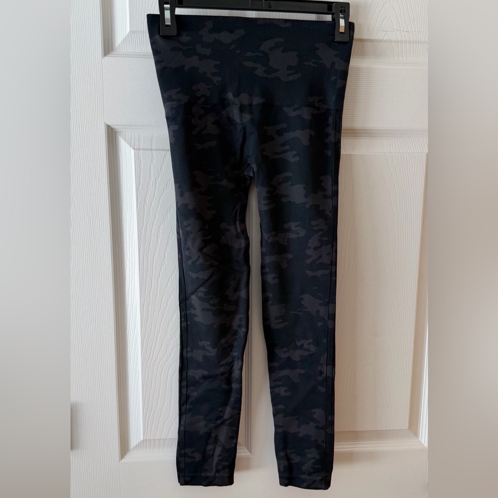 SPANX Dark Camouflage Leggings Medium
